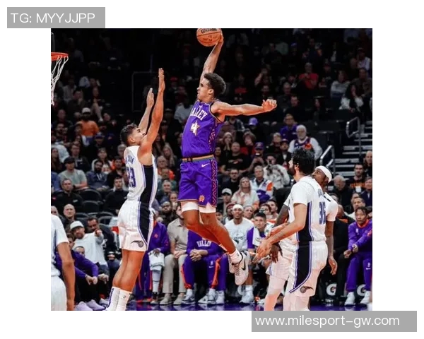 关键时刻布克挺身而出尽管手感不佳依然贡献20分4助攻助力球队胜利